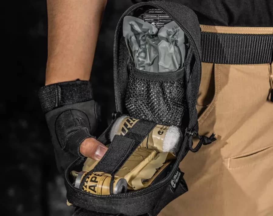 taktische Tasche, Molle-Tasche, Handgepäck-Set, Reißverschlusstasche, Hand mit Handschuh