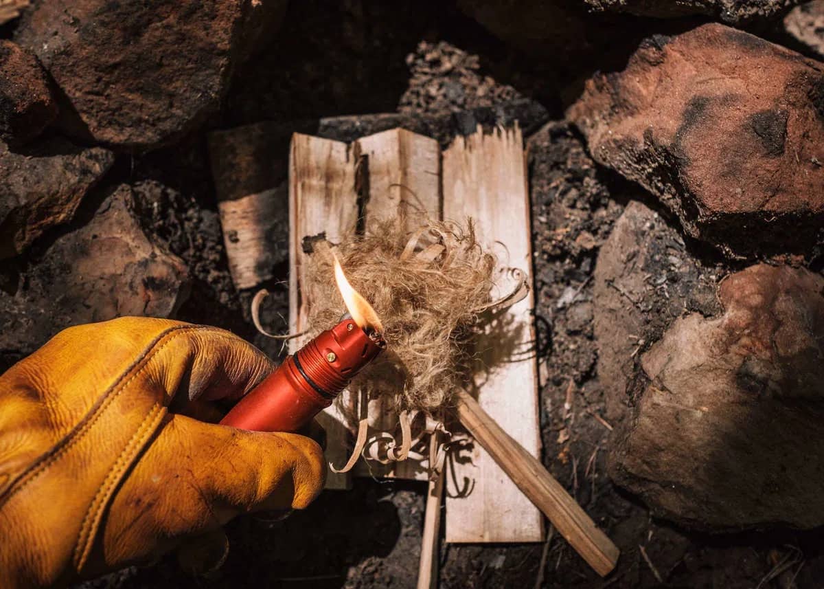 Feuerzeug, Funken, Holzstück, Funkenfeuer, Kaminbrandholz